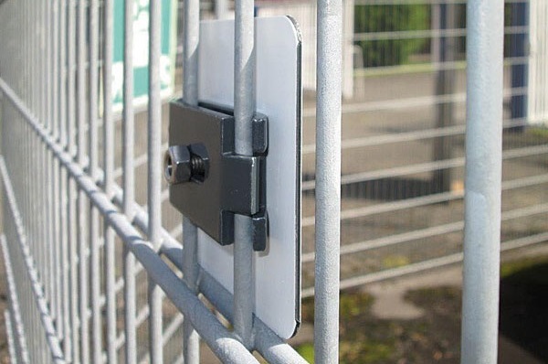 Bordhouder voor panelen op een poort set van 2 stuks